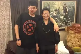 倪萍儿子穿运动装身材壮硕很健康，60多岁的倪萍满脸笑意让人羡慕图片
