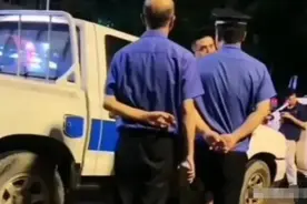 离谱！一男子坐街边乘凉竟被城管罚款，报警后民警称：都听城管的图片