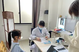 4岁女儿跟爸爸浴缸泡澡，第2天拉尿说疼，医生：大人小孩分开洗图片