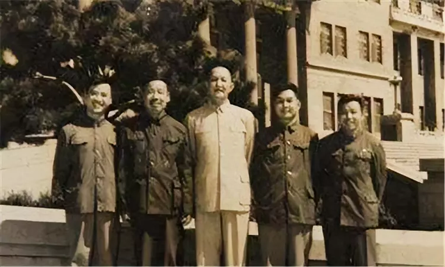 洪学智晚年卧病，大儿子前来探望，他质问：你是怎么当的省长