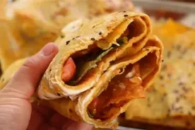 杂粮煎饼果子，教你面糊和酱料配方，咸香有嚼劲，在家做简单方便图片