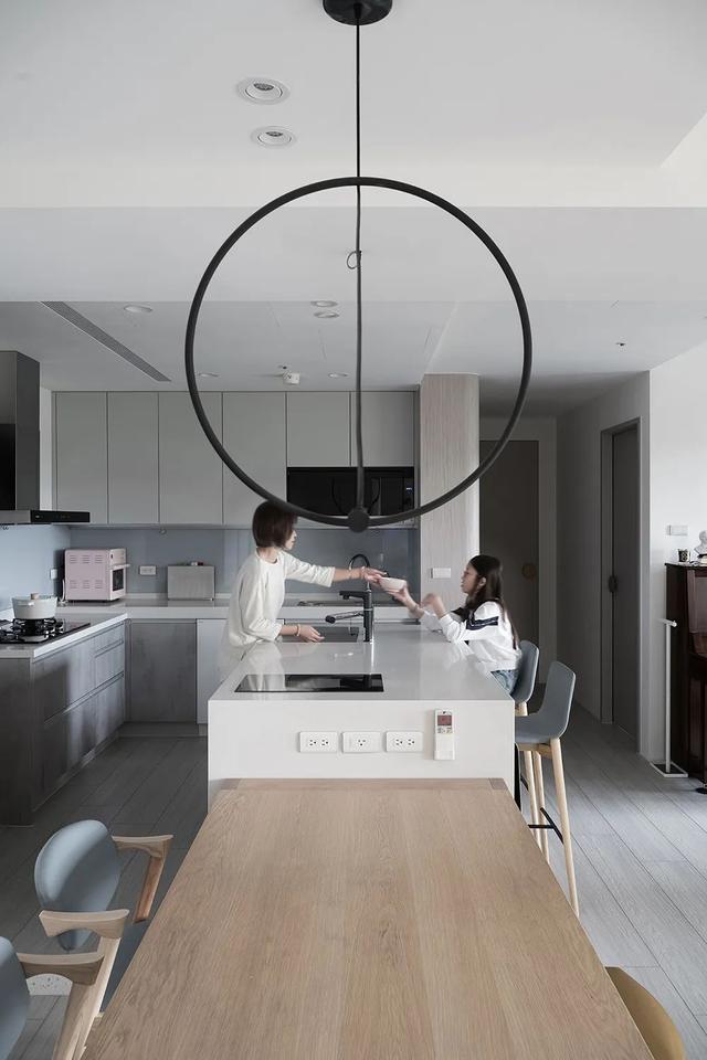 哇喔，反传统设计！屋内漂浮一座座猫屿，成为笑声满满的亲子猫宅