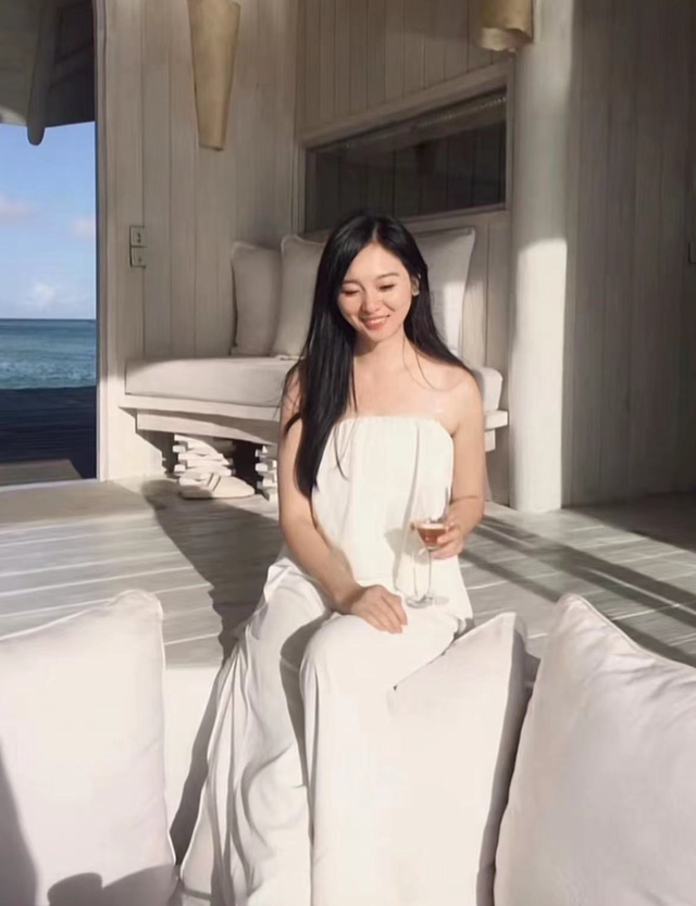 52岁周杰被曝恋情！女方晒暧昧记录戴鸽子蛋钻戒，年轻貌美身材佳
