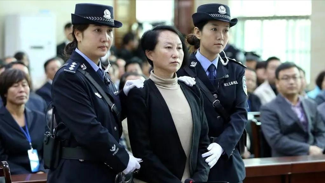 陕西"房姐"龚爱爱落马：北京41套房，4个身份证，帅哥司机骗走2亿