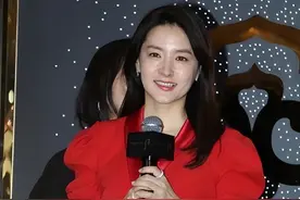 李英爱状态太好了，穿红裙显得气色高级，中年美得优雅又大方图片