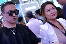 汪峰现身北京车展遭围观！身边女助理不输章子怡，有讲有笑心情好图片