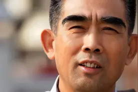 男性50岁之后眉毛突然变长，说明了什么？多数人或还蒙在鼓里图片