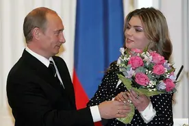 普京的温柔时刻：2004年为体操女神卡巴耶娃颁奖，一脸的憨笑图片