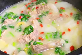 做羊肉汤时，最忌直接炖，记住“3放2不放”，汤浓奶白，特香图片