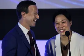 扎克伯格携手爱妻重返哈佛，37岁苗裔富婆挺三胎孕肚，自信做演讲图片