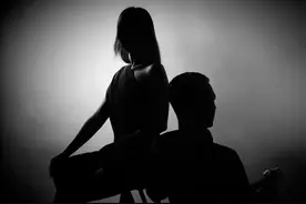 妻子天天抱怨两地分居，又不愿我回老家工作，难道另有隐情？图片