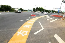 城市副中心试点货车“右转必停”，驾驶人须确认安全后再起步行车图片
