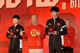 红双喜晚会上，李宁送三枚金章，给孙颖莎、王楚钦、马龙三位图片