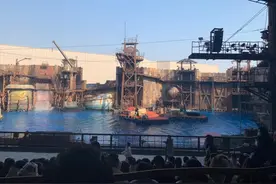 北京环球影城未来水世界，水与火完美结合的表演图片