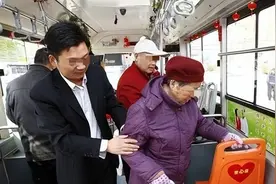 回顾河南大爷狂扇不让座小伙4个巴掌后猝死，家属索赔50万，判了图片