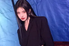 鞠婧祎穿黑色套装秀长腿 挑染银发烈焰红唇美出新高度图片