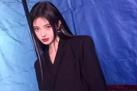 鞠婧祎穿黑色套装秀长腿 挑染银发烈焰红唇美出新高度图片