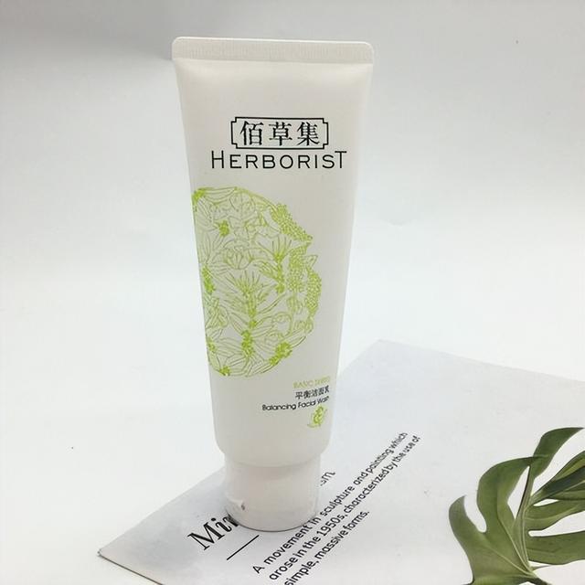 建议油皮女生：夏天多试试这5款“洗面奶”，温和不刺激还控油