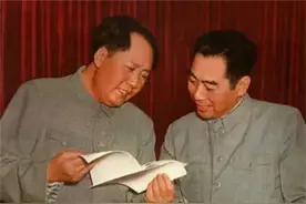 56年北京开会，周总理看见一人眼熟，毛主席：我们的老班长回来了图片