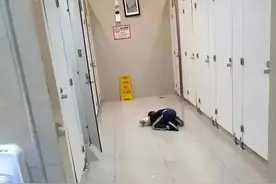 10岁男孩进出女浴室后一脸坏笑：“那怎么了，我还是个孩子！”图片