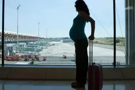 2020年，女子隐瞒行程赴美产子，被辞退后起诉到法院，法院：驳回图片