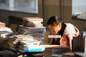 哈工大女博士做考研志愿者，随手晒出自拍，岂料却被校方严肃处理图片