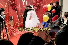 婚礼现场新郎落泪，200斤新娘脸色沉重，江苏男子说出了实情图片
