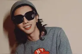 华晨宇：连续九年摆同一个姿势穿同一个衣服为自己庆生图片
