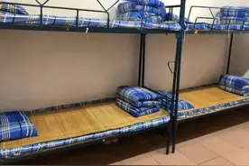 宿舍装在厕所里？家长送孩子入学看到宿舍环境直接蒙圈图片