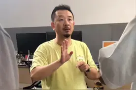 45岁黄海波晒上课照，转行当老师获学生送花，气质沉稳大肚子抢眼图片