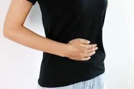 50岁大叔每天揉肚子，半年后，他得到了什么？揉肚子方法教给你图片