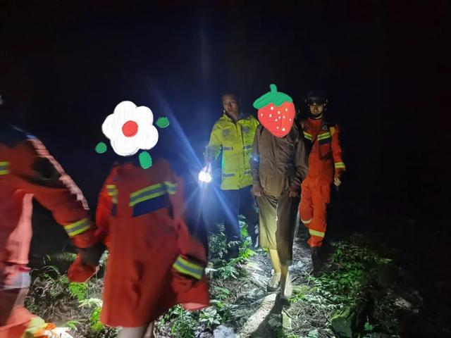一对母女为买冰淇淋，竟误入深山，被困悬崖边！庐山公安开展紧急救援