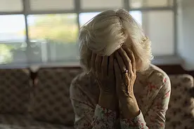 我奶88岁，父亲照顾她13年，都说他是大孝子，我却越来越看不下去图片