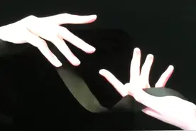 二十三男孩与母亲相拥而眠遭网暴，男孩：这不是很正常吗？图片