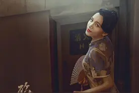 旗袍美女在楼梯间图片