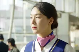 空姐在机场瞬间将一男子制服，身份曝光！图片