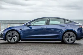 为什么电动车轴距很长，空间却很小？图片