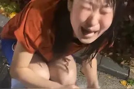 暴雨天女孩拿着奶茶不慎摔倒，蹲在地上边哭边喝：崩溃就在一瞬间图片