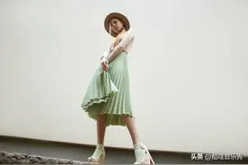 建议女生：如何用时尚的百褶裙搭配上衣，获得100分的回头率图片