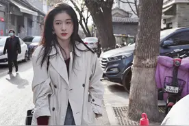 张雪迎晒胡同美照温婉甜美，嘟嘴卖萌超可爱，驻足撩发显性感图片