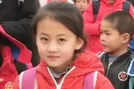 2021年，7岁女孩因一张笑脸走红，父母拒百万签约，2年后怎样了？图片