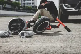 从“父撞儿子获赔百万”分析第三者责任险涉及家庭成员赔付问题图片