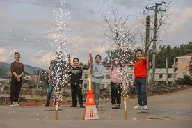 从20元涨到100元！网红烟花卖断货图片