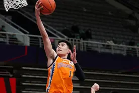 李添荣被许钟豪“撞伤”，三个定格画面印证，漏吹的违体犯规图片