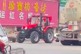 新人结婚用拖拉机当婚车，拍摄者：第一次见到这场面，迎亲车队在后面都没跟上图片