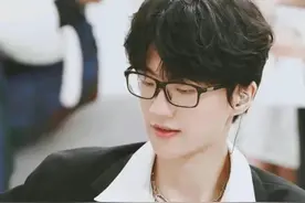 铁树开花！许嵩终于有女朋友了：她只是我的妹妹终成梗图片