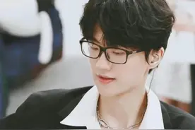 铁树开花！许嵩终于有女朋友了：她只是我的妹妹终成梗图片