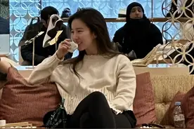 35岁刘亦菲在巴黎购物被偶遇，不化妆出街有颜任性，嫩得像高中生图片