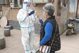 保定抗疫 共克时艰｜二孩宝妈张静这几天在社区当志愿者 女儿看到“大白”妈妈 自豪又开心图片