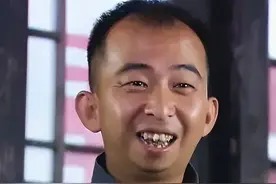娱乐圈最丑男星巨兴茂：从流浪汉变为亿万富翁，娶到20多岁美娇妻图片